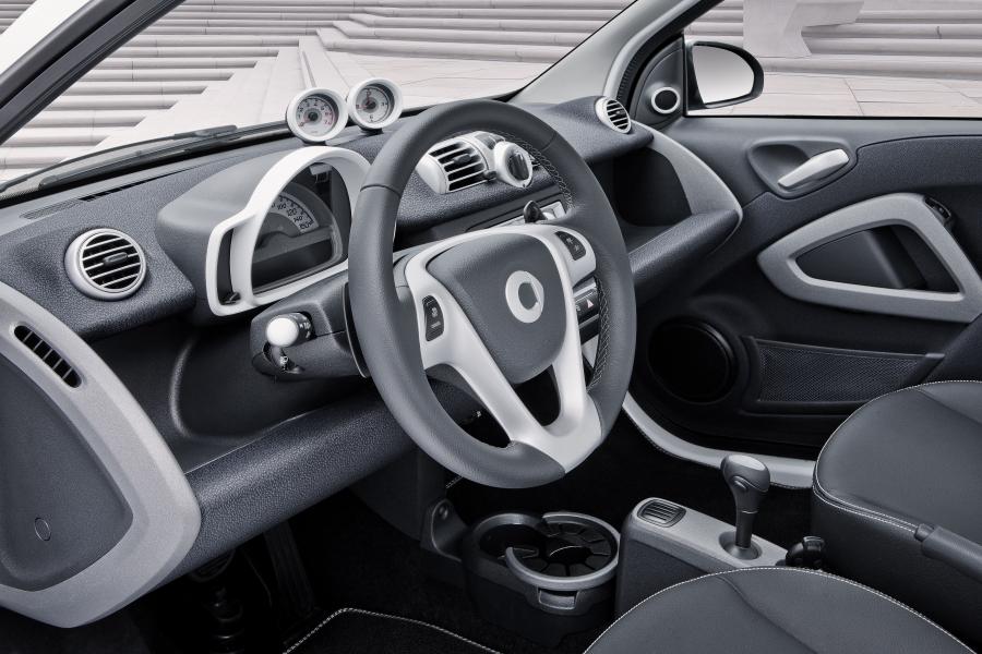 Интерьер Smart ForTwo Cabrio Edition Iceshine 2012 года  (фото 11 из 19)